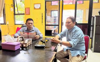 Yusnar selaku Koordiv SDMOD bersama Efan Yutawan selaku Koordiv PPDatin berdiskusi di Kantor Bawaslu Kota Palembang pada Selasa (25/11) dalam rangka menyampaikan apresiasi Hari Guru Nasional 2025.