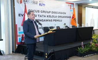 Anggota Bawaslu RI, Herwyn J. H. Malonda, memberikan arahan dalam FGD Evaluasi Tata Kelola Organisasi Pengawas Pemilu pada Minggu (16/11/2025). Arahan ini menjadi rujukan bagi Bawaslu Palembang dalam memperkuat kesiapan SDM menghadapi pengawasan digital. Foto: Bawaslu RI.