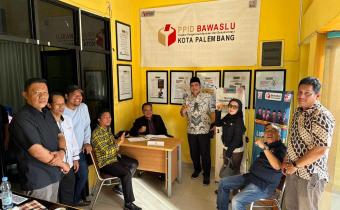 Ketua Bawaslu Kota Palembang Khairil Anwar Simatupang bersama Tim Komisi Informasi Provinsi Sumatera Selatan meninjau Ruang Layanan PPID di Kantor Bawaslu Kota Palembang, Jumat (7/11/2025). Turut mendampingi, Efan Yutawan, M. Hasbi, dan M. Chandra, bersama anggota tim visitasi Haidir Rohimin, M. Fathony, Yoppy Van Houten, Hadi Prayogo, dan Rosa Linda.