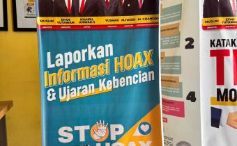 Spanduk kampanye Stop Hoaks terpajang di area Sekretariat Bawaslu Kota Palembang, menampilkan jajaran pimpinan Bawaslu Kota Palembang (dari kiri ke kanan): Muslim, Efan Yutawan, Khairil Anwar S., Yusnar, M. Hasbi, dan M. Chandra, Selasa (4/11/2025). Foto: Tim Humas Bawaslu Kota Palembang