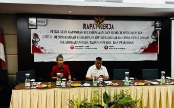 M. Hasbi, Koordinator Divisi Hukum dan Penyelesaian Sengketa (HPS) Bawaslu Kota Palembang, saat memoderatori sesi bersama narasumber dalam kegiatan Penguatan Kapasitas SDM Bawaslu.