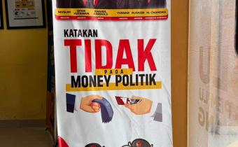 Spanduk kampanye “Katakan Tidak pada Money Politik” terpajang di area pelayanan publik Bawaslu Kota Palembang, menampilkan jajaran pimpinan lembaga (dari kiri ke kanan): Muslim, Efan Yutawan, Khairil Anwar Simatupang, Yusnar, M. Hasbi, dan M. Chandra, Selasa (4/11/2025). Foto: Tim Humas Bawaslu Kota Palembang