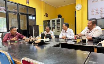 Koordinator Divisi Penanganan Pelanggaran, Data, dan Informasi (PPDatin) Bawaslu Kota Palembang, Efan Yutawan (berbaju maron), berdiskusi bersama staf PPDatin tentang arah penguatan tata kelola informasi publik di Kantor Bawaslu Kota Palembang, Rabu (5/11/2025). Foto: Tim Humas Bawaslu Kota Palembang