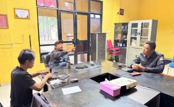 Ketua Bawaslu Kota Palembang Khairil Anwar Simatupang (tengah) berdiskusi bersama Koordinator Divisi Hukum dan Penyelesaian Sengketa M. Hasbi (kanan) dan Koordinator Divisi Penanganan Pelanggaran, Data, dan Informasi Efan Yutawan (kiri) usai pelaksanaan Upacara Hari Pahlawan Tahun 2025 di Ruang Rapat Utama Bawaslu Kota Palembang, Senin (10/11/2025).