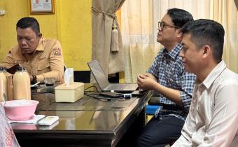 Koordinator Divisi P2H Bawaslu Kota Palembang, Muslim, memberikan penjelasan mengenai arah penguatan pengawasan partisipatif 2025 di Kantor Bawaslu Kota Palembang.