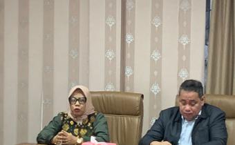 Anggota Bawaslu Republik Indonesia Herwyn J.H. Malonda (kanan) bersama Massuryati, Koordinator Divisi Pencegahan, Partisipasi Masyarakat, dan Humas (P2H) Bawaslu Provinsi Sumatera Selatan, saat memberikan arahan dalam Rapat Koordinasi Hasil Pengawasan Pemutakhiran Data Pemilih Berkelanjutan (PDPB) di Palembang, Selasa (4/11/2025). Foto: Tim Humas Bawaslu Kota Palembang.