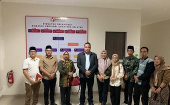 Anggota Bawaslu Republik Indonesia Herwyn J.H. Malonda dan Massuryati, Koordinator Divisi Pencegahan, Partisipasi Masyarakat, dan Humas (P2H) Bawaslu Provinsi Sumatera Selatan, bersama jajaran Bawaslu Kota Palembang usai pelaksanaan Rapat Koordinasi Hasil Pengawasan Pemutakhiran Data Pemilih Berkelanjutan (PDPB) di Kantor Bawaslu Provinsi Sumatera Selatan, Palembang, Selasa (4/11/2025). Foto: Tim Humas Bawaslu Kota Palembang.