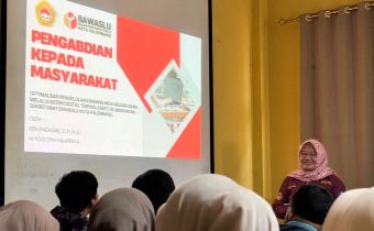 Salah satu pembicara dari STIA Balaputradewa Palembang menyampaikan materi dalam kegiatan Pengabdian kepada Masyarakat bertema SIGIT di Ruang Rapat Utama Bawaslu Kota Palembang, Kamis (6/11).