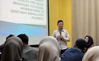 Akademisi STIA Bala Putra Dewa Palembang, Milsani Ramkita, menyampaikan materi tentang pengelolaan E-PPID dalam mendukung keterbukaan informasi publik di Ruang Rapat Utama Bawaslu Kota Palembang, Kamis (6/11).