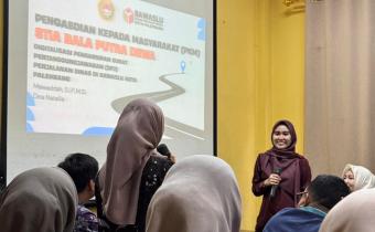 Salah satu narasumber dari STIA Bala Putra Dewa Palembang menjawab pertanyaan peserta dalam sesi tanya jawab kegiatan Pengabdian kepada Masyarakat bertema Digitalisasi Pengarsipan Surat Pertanggungjawaban (SPJ) Perjalanan Dinas di Sekretariat Bawaslu Kota Palembang, Kamis (6/11). Kegiatan ini menjadi bagian dari upaya memperkuat tata kelola administrasi berbasis digital di lingkungan sekretariat.