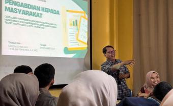 Koordinator Divisi Pencegahan, Partisipasi Masyarakat, dan Humas (P2H) Bawaslu Kota Palembang, Muslim, menjawab pertanyaan peserta dalam sesi diskusi kegiatan Pengabdian kepada Masyarakat bertema Digitalisasi Pengarsipan Dokumen Hasil Pengawasan Menggunakan Aplikasi Berbasis Website di Ruang Rapat Utama Bawaslu Kota Palembang, Kamis (6/11).