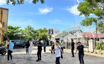 Jajaran Bawaslu Kota Palembang berdiskusi ringan selepas senam pagi terkait penguatan pemahaman standar internasional pemilu.