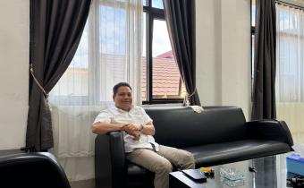 Yusnar, Koordinator Divisi SDM, Organisasi dan Diklat Bawaslu Kota Palembang, memberikan arahan pasca apel pagi di ruang kerjanya, Senin (17/11/2025). Foto: Tim Humas Bawaslu Palembang.