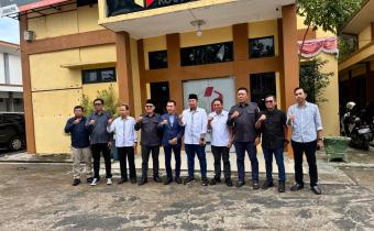 Ketua Bawaslu Kota Palembang, Khairil Anwar Simatupang, menerima kunjungan kerja reses Anggota Komisi II DPR RI di Sekretariat Bawaslu Kota Palembang, Selasa (16/12).