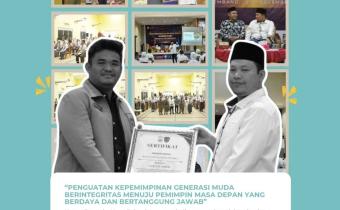 Ketua Bawaslu Kota Palembang menyampaikan materi kepemimpinan dan demokrasi dalam kegiatan Latihan Kepemimpinan Siswa (LKS) Angkatan XXIV Se-Kota Palembang, Selasa (16/12), serta foto bersama peserta kegiatan.