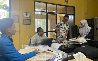 Koordinator Divisi Pencegahan, Partisipasi Masyarakat, dan Humas Bawaslu Kota Palembang, Muslim, bersama M. Chandra Koordinator Sekretariat beserta jajarannya dalam diskusi penguatan pencegahan dan pengawasan partisipatif.