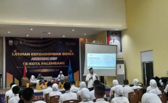 Potret Ketua Bawaslu Kota Palembang, Khairil Anwar Simatupang, saat bersama mahasiswa sebagai pilar strategis, estafet perjuangan demokrasi masa depan, KHAS berbicara terkait penguatan pengawasan Pemilu di kalangan pemuda dan mahasiswa.