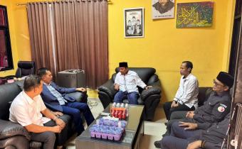 Momen Ketua Bawaslu Kota Palembang Khairil Anwar Simatupang, dan pimpinan bawaslu palembang tengah berdiskusi bersama anggota Komisi II DPR RI Ishak Mekki, terkait Masa Depan Pemilu dan Pemilihan di Kota Palembang