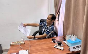 Momen Koordinator Divisi Hukum dan Penyelesaian Sengketa Bawaslu Kota Palembang, M. Hasbi, berdialog bersama jajaran staf sekretariat dalam pembahasan penguatan tata kelola pengawasan Pemilu di Ruang Kerjanya