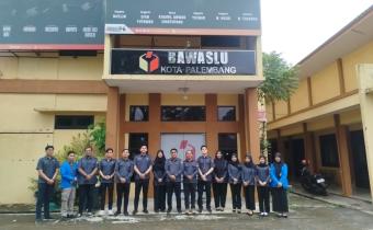Jajaran sekretariat Bawaslu Kota Palembang usai mengikuti apel pagi di lingkungan Kantor Bawaslu Kota Palembang pada Senin (12/01/2026)