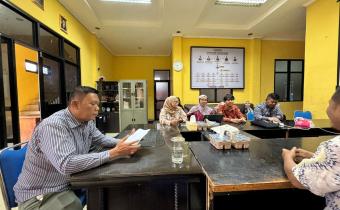 Koordinator Divisi Penanganan Pelanggaran, Data, dan Informasi Bawaslu Kota Palembang, Efan Yutawan, berdiskusi bersama staf sekretariat dalam rangka penguatan pengelolaan data pengawasan Pemilu.