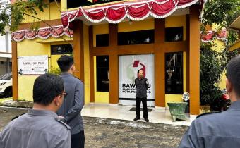 Salah satu potret pimpinan bawaslu, Koordinator Divisi Hukum dan Penyelesaian Sengketa (HPS) Bawaslu Kota Palembang, M. Hasbi, ketika menyampaikan arahan kepada jajaran sekretariat Bawaslu Kota Palembang dalam kegiatan apel pagi, sebagai bagian dari penguatan nilai netralitas ASN dan integritas demokrasi.