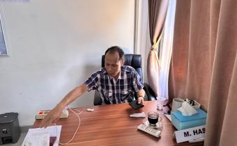 Koordinator Divisi Hukum dan Penyelesaian Sengketa (HPS) Bawaslu Kota Palembang, M. Hasbi, menyampaikan arahan saat ditemui di ruang kerjanya.