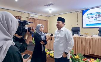 Ketua Bawaslu Kota Palembang, Khairil Anwar Simatupang, saat diwawancarai pasca berdialog dengan kalangan mahasiswa dalam pembahasan penguatan pengawasan dan pencegahan pelanggaran Pemilu melibatkan pemuda dan masyarakat di kota palembang.