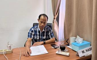 Koordinator Divisi Hukum dan Penyelesaian Sengketa Bawaslu Kota Palembang, M. Hasbi, menyampaikan pandangan saat ditemui di ruang kerjanya pada Selasa (13/01/2026)