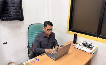 Potret Anggota Bawaslu Kota Palembang, Muslim, saat ditemui di meja kerja pengawasan bawaslu pasca berlangsungnya diskusi internal kelembagaan pada Selasa, (27/01/2026)