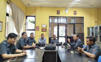 Pimpinan dan jajaran sekretariat Bawaslu Kota Palembang tengah melakukan rapat persiapan penyusunan Laporan Layanan Informasi Publik (LIP) Tahun 2025 pada Senin, (26/01/2026).