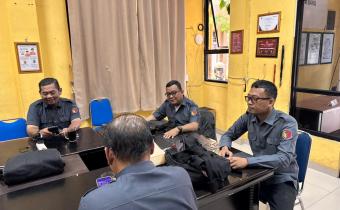 Momen Jajaran Sekretariat Bawaslu Kota Palembang bersiap mengikuti diskusi internal bersama pimpinan pada Selasa (20/01/2026)