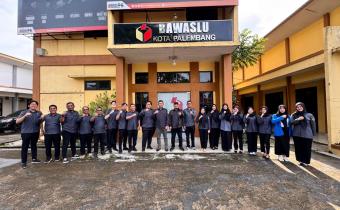 Pimpinan dan jajaran sekretariat Bawaslu Kota Palembang mengikuti apel pagi perdana tahun 2026 di halaman Kantor Bawaslu Kota Palembang, Senin (5/1/2026).