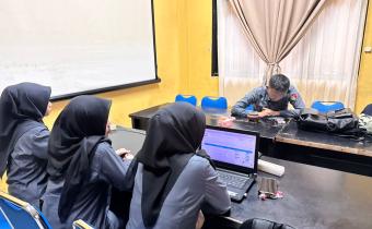 Koordinator Sekretariat Bawaslu Kota Palembang M. Chandra memberikan pengarahan dalam salah satu potret diskusi internal bersama jajaran sekretariat pada Selasa (13/01/2026)