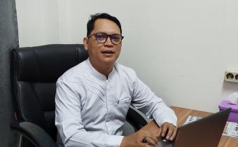 Anggota Bawaslu Kota Palembang, Muslim, bersama jajaran sekretariat dalam kegiatan internal kelembagaan di Kantor Bawaslu Kota Palembang pada Jumat, (30/01/2025).