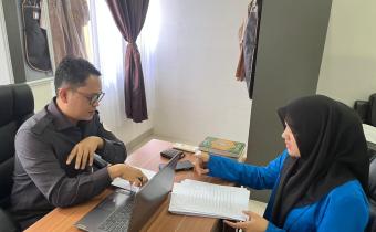 Kordiv Pengawasan, Humas, dan Parmas Bawaslu Kota Palembang, Muslim, S. Hum., M.Si berdiskusi dengan perwakilan mahasiswa PGRI Palembang