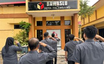Potret Jajaran Bawaslu Kota Palembang mengikuti apel pagi dalam rangka peringatan Hari Pers Nasional 2026 di lingkungan Kantor Bawaslu Kota Palembang pada, Senin (9/2/2026).