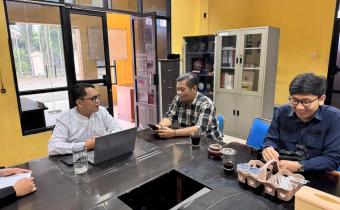 Anggota Bawaslu Kota Palembang, Muslim, dalam kegiatan diskusi internal kelembagaan yang menekankan pentingnya peran pers dan kualitas informasi publik dalam pengawasan demokrasi.