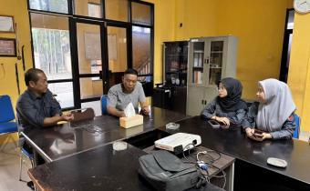 Suasana diskusi internal Bawaslu Kota Palembang di Ruang Rapat Utama sebagai bagian dari konsolidasi kelembagaan pada masa non-tahapan Pemilu dan Pemilihan Tahun 2026 di Ruang Rapat Utama Bawaslu Kota Palembang, Selasa (24/02/2026).