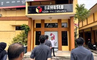 Anggota Bawaslu Kota Palembang, Yusnar, memimpin apel pagi dan menyampaikan arahan terkait pengawasan pemilu di tengah dinamika arus informasi publik pada Senin, (02/02/2026).