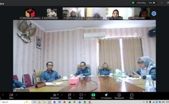 Ketua Bawaslu Kota Palembang Khairil Anwar Simatupang dan Anggota Efan Yutawan mengikuti kegiatan koordinasi daring bersama jajaran Bawaslu Provinsi Sumatera Selatan terkait konsolidasi demokrasi di luar tahapan pemilu pada Senin, (02/02/2026).