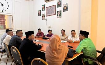 Ketua dan Anggota Bawaslu Kota Palembang bersama jajaran DPC PKB Kota Palembang saat audiensi terkait pemutakhiran data kepengurusan partai politik di Kantor DPC PKB Kota Palembang, Kamis (26/2/2026).
