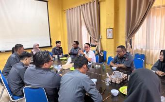 Koordinator Divisi P2H Bawaslu Kota Palembang, Muslim, memimpin diskusi internal bersama jajaran sekretariat terkait penugasan analis pemilu di Kantor Bawaslu Kota Palembang, Senin (30/3).