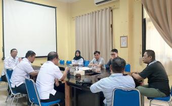 Suasana diskusi internal jajaran pimpinan Bawaslu Kota Palembang dalam membahas strategi pendidikan pemilih Generasi Z pada masa non-tahapan, di Kantor Bawaslu Kota Palembang, Senin (02/03/2026).