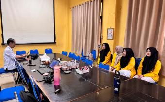 Koordinator Divisi HPS Bawaslu Kota Palembang, M. Hasbi, menerima empat mahasiswa magang dari STIA Bala Putra Dewa Kota Palembang di Kantor Bawaslu Kota Palembang, Rabu (1/4/2026).