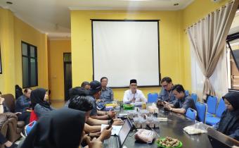 Koordinator Divisi P2H Bawaslu Kota Palembang, Muslim, memimpin rapat internal persiapan uji petik data pemilih di 18 kecamatan se-Kota Palembang sebagai tindak lanjut hasil pleno rekapitulasi PDPB Triwulan I Tahun 2026, Senin (6/4/2026).