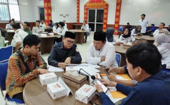 Ketua Bawaslu Kota Palembang, Khairil Anwar Simatupang, bersama Koordinator Divisi P2H, Muslim, bersama jajaran sekretariat menghadiri rapat pleno rekapitulasi Pemutakhiran Data Pemilih Berkelanjutan (PDPB) Triwulan I Tahun 2026 yang digelar KPU Kota Palembang, Kamis (2/4/2026).