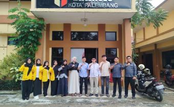 Koordinator Divisi P2H Bawaslu Kota Palembang, Muslim, bersama mahasiswa magang STIA Bala Putra Dewa berfoto bersama di Kantor Bawaslu Kota Palembang, Senin (6/4/2026).