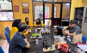 Koordinator Divisi HPS Bawaslu Kota Palembang, M. Hasbi, memimpin diskusi penguatan hukum kepemiluan bersama mahasiswa magang dan jajaran sekretariat di Kantor Bawaslu Kota Palembang, Selasa (07/04/2026).