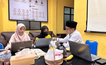 Koordinator Divisi P2H Bawaslu Kota Palembang, Muslim, memimpin penguatan internal strategi pencegahan berbasis database untuk pemetaan kerawanan di Kantor Bawaslu Kota Palembang, Selasa (07/04/2026).